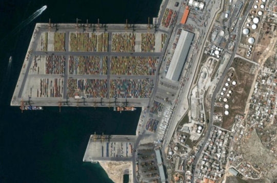 Le port de commerce de Perama en Grèce