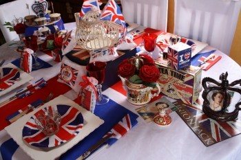 Décorations de la fête du jubilé de platine de la Reine Grande-Bretagne  Assiettes, tasses et serviettes en papier