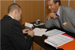 Un candidat signe une promesse d'embauche en CDI lors des Rencontres emploi de la Société Générale