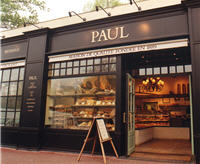 Les magasins Paul se sont habillés de noir dès 1993.