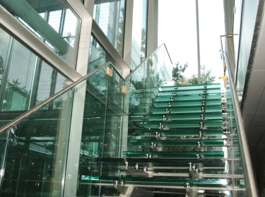 Les escaliers en verre de la direction