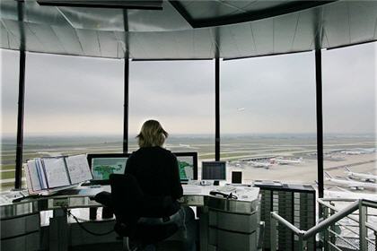 Un contrôleur - également appelé aiguilleur du ciel - dans la tour de contrôle Sud de l'aéroport de Roissy-Charles de Gaulle. 