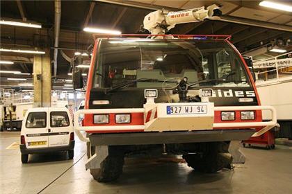 Camion des sapeurs pompiers  de Roissy-Charles de Gaulle, dans le bâtiment de manutention. 