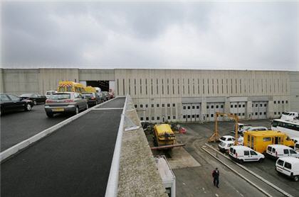 Bâtiment de manutention des véhicules de l'aéroport de Roissy-Charles de Gaulle, dit "Fort Apache". 