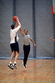 le président barack obama lors d'un match de basket. 