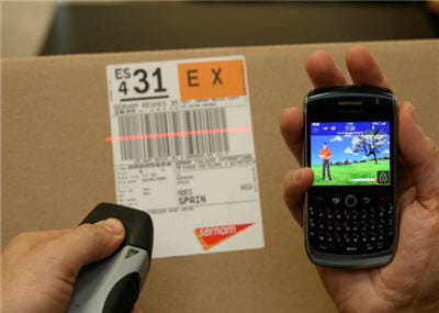 le smartphone blackberry curve 8520 accompagné de la douchette codes-barres
